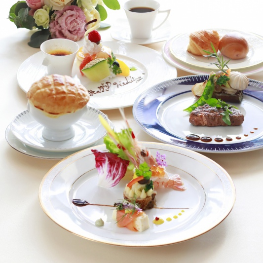 ◆緑と七色輝くアンティークチャペル体験!豪華チョイスコース試食を堪能